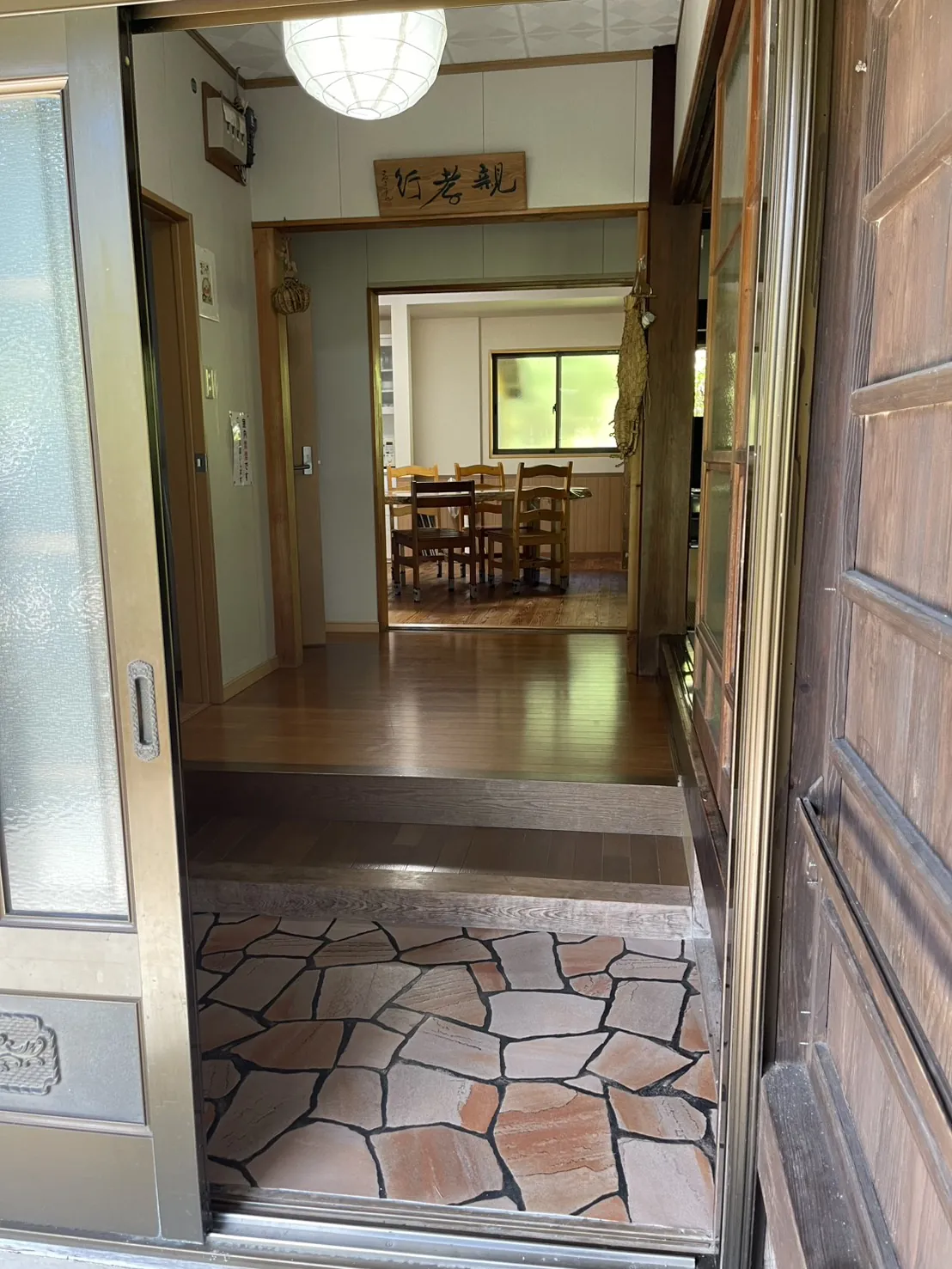 石畳の三和土がある玄関