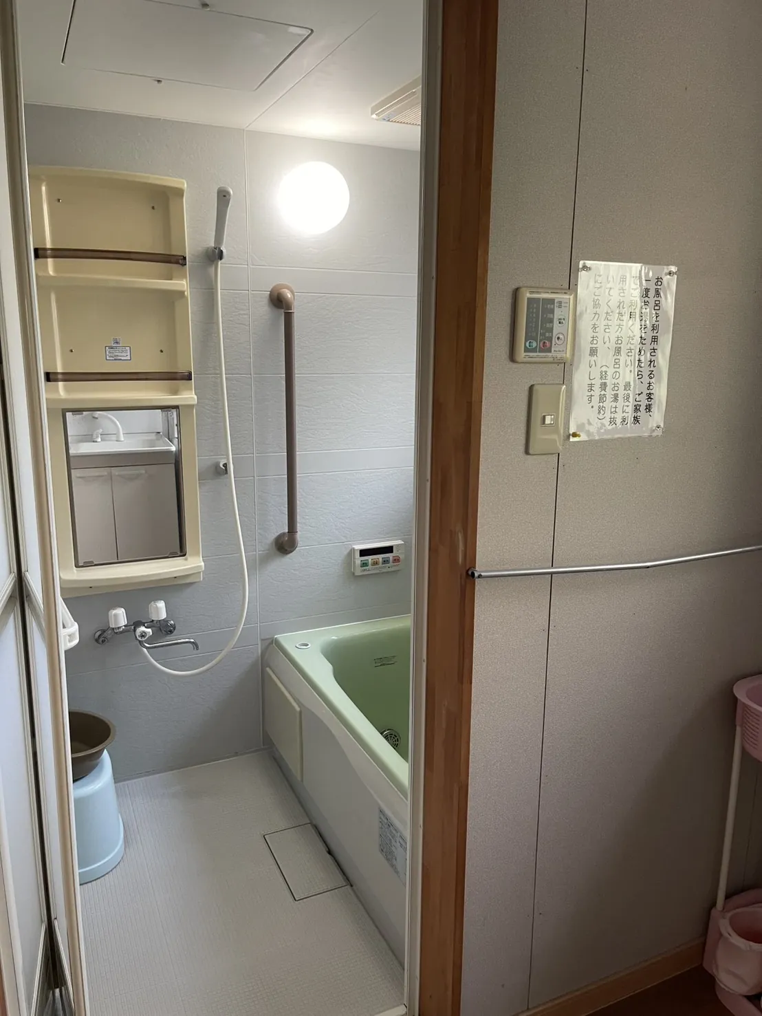 浴槽とシャワーのある浴室