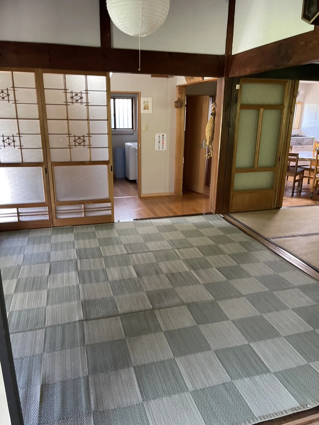 琉球畳の間。奥に食卓と洗濯機が見える