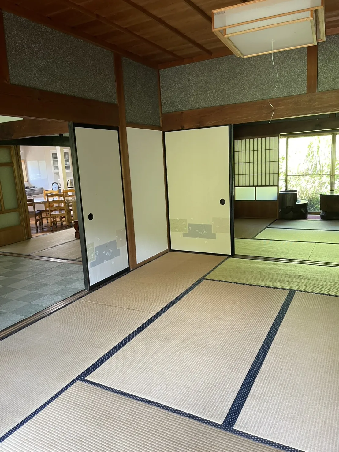 縁付き畳の和室。奥にダイニングが見える