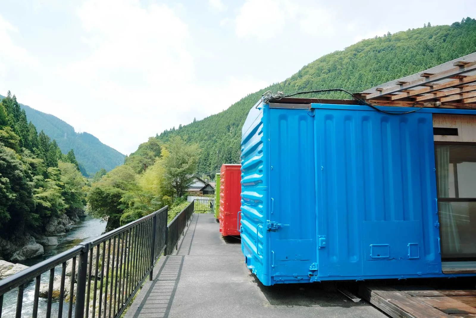 渓谷に張り出した青い貨車