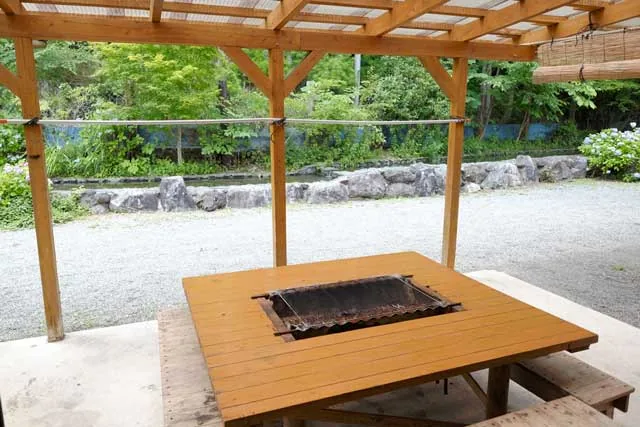 屋根つきのバーベキューサイト