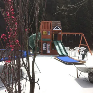 コテージのそばの木の遊具