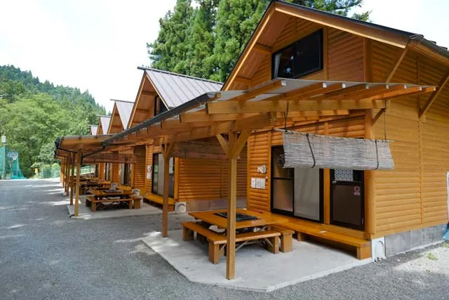 並んで建つリバーサイドコテージ